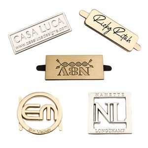 Túi Xách Phụ Kiện dập nổi tên vàng Logo tùy chỉnh tấm kim loại Thẻ Nhãn với móc - Product Image 3