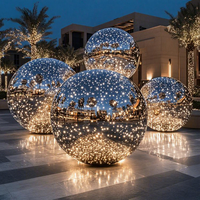 Sculpture sphérique lumineuse en or creux TREVI |   Globe lumineux LED en acier inoxydable miroir pour jardin et place en plein air