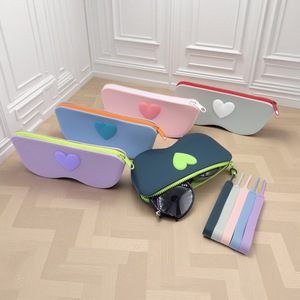 מארז משקפי שמש נייד רך מסיליקון בצבע אחיד בצורת לב, עמיד למים, לאישה, אביזר לתיק - Product Image 2