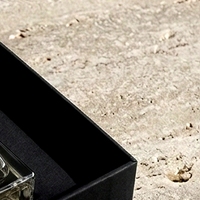 Boîte à parfum personnalisée de style livre blanc magnétique de qualité supérieure, rigide, écologique, avec insert ajusté pour la présentation de cosmétiques et de parfums en cadeau