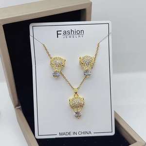 Ensemble de cuivre Zircon plaqué or chaîne en acier inoxydable fleur papillon boucles d'oreilles collier bijoux pour femmes - Product Image 4