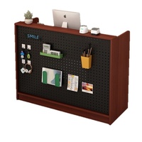 Comptoir de magasin en métal minimaliste moderne argenté, compact, simple, petit, pour les magasins de vêtements, les salons de beauté