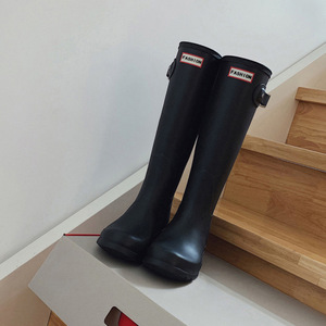 Botas de lluvia para mujer de nuevo diseño, impermeables, hasta la rodilla, con hebilla ajustable para el uso diario y estilo urbano. - Product Image 2