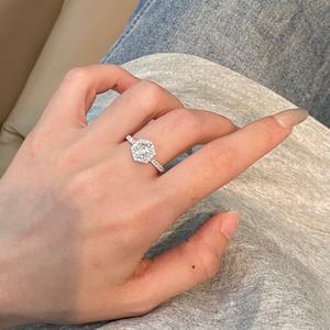 Bague de fiançailles et de soirée en diamant de laboratoire de luxe léger, de forme irrégulière, pour femmes - Product Image 4