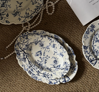 Assiettes en porcelaine émaillée bleu et blanc de style français classique moderne, série de vaisselle écologique à pied avec dentelle en relief, vente en gros