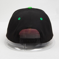 Gorra de béisbol OEM de dos tonos elástica con visera plana, parte frontal rígida de buckram, ventilación lateral con orificios cortados a láser y múltiples logotipos, estilo streetwear.