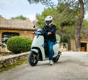 Scooter électrique 72V 2000W longue portée, moto rapide pour la ville, idéal pour les trajets quotidiens - Product Image 2