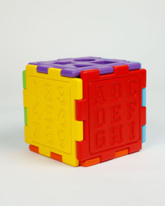 CUBE D'ACTIVITÉS Un cube d'activités vibrant, robuste et stimulant de Girnar, composé de 6 panneaux et contenant un total de 11 activités pour notre jeune prodige. - Product Image 3