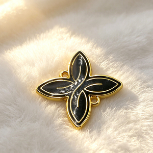 Étiquette métallique gravée avec logo de marque personnalisé, étiquette métallique plaquée à coudre, accessoire résistant à l'eau de mer pour maillots de bain - Product Image 1