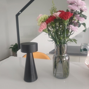 Lampes tactiles noires en aluminium pour la <span class=keywords><strong>d</strong></span>écoration de la maison, 3 couleurs de lumière réglables, prise en charge de la charge <span class=keywords><strong>sans</strong></span> <span class=keywords><strong>fil</strong></span> et de la télécommande - Product Image 1