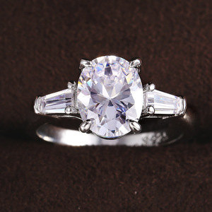 แหวนเพชรทรงรีสำหรับผู้หญิง F604 ประดับเพชรทรงบาแก็ตต์ด้านข้าง ดีไซน์คลาสสิกสำหรับงานหมั้น - Product Image 4