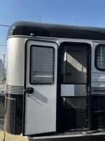 Remorque compacte pour 2 chevaux 2HAL-4900 avec salle de douche, canapé et table, chargement en angle pour club équestre