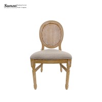 Chaise Louis en résine en gros, dossier en rotin PP, siège rembourré, mobilier de banquet et de salle à manger pour mariages et hôtels