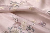 Tissu de robe Jacquard en polyester doux imprimé floral de fleurs métalliques finition anti-boulochage pour sacs de tapisserie d'ameublement de mariage
