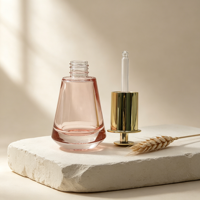 Flacon d'essence en verre rose trapézoïdal à fond épais de 30 ml, pompe compte-gouttes plaquée or, emballage de luxe pour sérum réparateur de soins de la peau