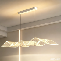 Lustre suspendu LED long et incurvé de luxe avec abat-jour en maille pour salle à manger moderne et comptoir de bar