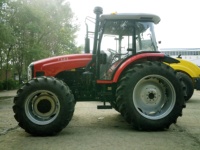 Mesin Pertanian Tugas Berat 130HP Traktor Roda LT1304 untuk Persiapan dan Pengolahan Lahan