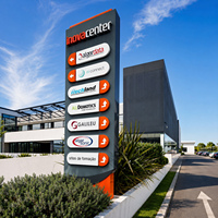 Panneau publicitaire extérieur sur pylône avec plusieurs panneaux publicitaires, signalétique personnalisée pour les places publiques et les centres commerciaux