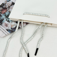 Sacs en papier cadeau de mode de luxe personnalisé avec emballage de bijoux de logo d'impression d'estampage sur feuille sac en papier à provisions portable