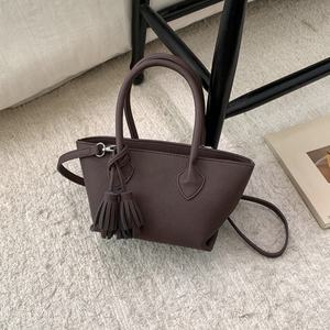 Bolso Tote de Mujer Vintage de Gamuza PU con Cierre de Cremallera y Borlas Decorativas, Bolso de Mano 2 en 1 para Uso Diario Casual y Elegante - Product Image 5