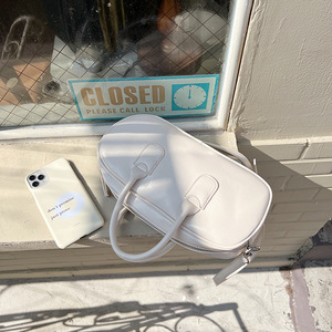 กระเป๋าโท้ททรงถั่วสำหรับผู้หญิง สีแดงล้วน ปิดด้วยซิป ทนทาน ฤดูใบไม้ผลิ 2022 กระเป๋าสะพายไหล่แบบสะพายข้าง - Product Image 2