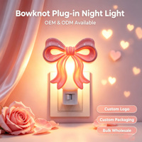 Veilleuse LED quotidienne en silicone rose mignon avec nœud romantique, lumière blanche chaude douce à brancher, décoration de chambre, cadeau pour elle