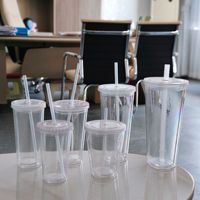 Vente en gros de 12oz 16oz 22oz 24oz Tasse à café en plastique pour le thé sans BPA à double paroi en acrylique transparent avec paille et couvercles