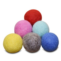 Vente en gros de balles de jeu interactives de 4cm pour animaux de compagnie Jouets à mâcher d'herbe à chat infusés de laine feutre coloré écologique pour chats petits chiens