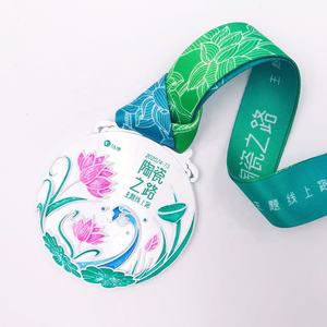 Offres OEM d'usine : Fabricant d'insignes métalliques de conception nouvelle, motif dessin animé avec incrustation de diamants, pour poitrine - Product Image 2