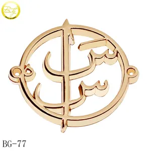 Abaya de forma hueca personalizada, etiquetas de logotipo para ropa de costura, letras grabadas chapadas en oro, etiqueta de metal para traje de baño