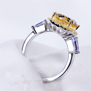 Anello da Donna Bicolore con Zircone Ovale Lucido Incastonato, Elegante per Cerimonie Nuziali e Uso Quotidiano, Gioiello da Mano Impilabile, Regalo - Product Image 4