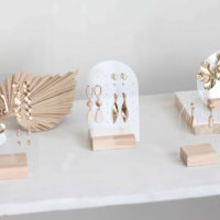 Support à boucles d'oreilles en acrylique en forme d'arche, organisateurs de bijoux, présentoir à boucles d'oreilles pendantes en plexiglas transparent, panneaux à chevilles, base en bois, support pour boucles d'oreilles à clous