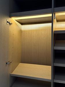 Mobile dispensa moderno di lusso con armadio per scarpe, design personalizzato in legno chiaro con illuminazione a LED, soluzione di archiviazione di alta gamma - Product Image 5