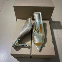 Nouvelles sandales d'été 2026 à talons hauts et bout ouvert pour femme, couleur or brillant, sexy, avec accessoires rayés pointus et aération arrière