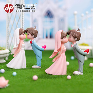 Figurines de couple de mariage miniatures bleues et blanches en PVC pour centre de table de mariage - Product Image 2