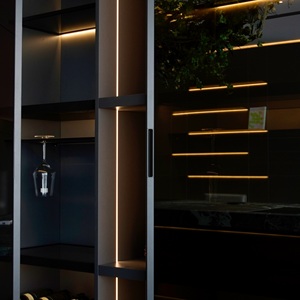 Armoire à <span class=keywords><strong>vin</strong></span> sur mesure avec porte vitrée, casier à bouteilles, charnières de précision, solution personnalisée tout-en-un pour toute la maison - Product Image 1