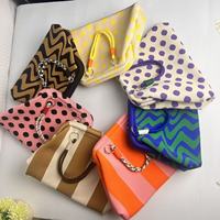 Sac à main en polyester tricoté à rayures avec logo personnalisé, pochette polyvalente pour le quotidien, blocs de couleur, sac à main ouvert pour femme, idéal pour le travail et le shopping