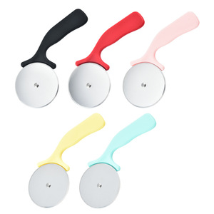 ที่ตัด<span class=keywords><strong>พ</strong></span>ิซซ่าสแตนเลสทนทานพร้อมด้ามจับหลากสีสำหรับหั่นพิซซ่า <span class=keywords><strong>เค้ก</strong></span> และขนมปัง ใช้ในบ้านหรือร้านเบเกอรี่ - Product Image 1