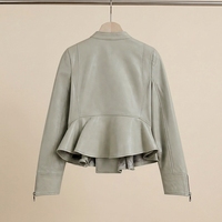 Blouson court en cuir souple vert pâle frais, col montant mini, patte de boutonnage diagonale, boutons-pression métalliques, ourlet à volants 3D fendus