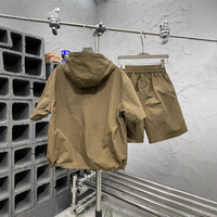 Ensemble 2 pièces personnalisé avec logo, séchage rapide, comprenant un sweat à capuche à manches courtes et un short cargo, idéal pour les sports d'été.
