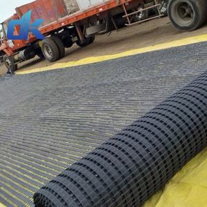 Géogrille en Polyester PET à haute résistance à la traction 200kn 300kn 400kn pour le pavage de <span class=keywords><strong>grille</strong></span> de gravier de mur de soutènement de renfort de route - Product Image 3