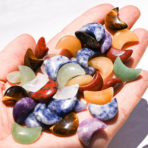 Colgante de Luna Creciente Miniatura de Cristal Natural, Piedra en Bruto Pulida, Venta al por Mayor - Product Image 3