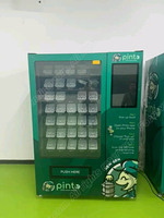 Approvisionnement en boissons froides à 24/7: un grand distributeur automatique de boissons fournit des boissons glacées sans arrêt