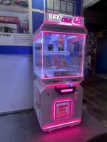Máquina expendedora de premios de peluches interactiva, operada con monedas, automática, para interiores de centros comerciales, con luz LED moderna y profesional.