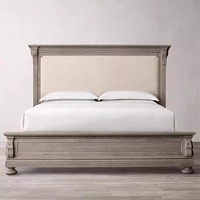 Lit plateforme en bois massif sculpté et rembourré, finition vieillie, tête de lit en lin, pour chambre principale