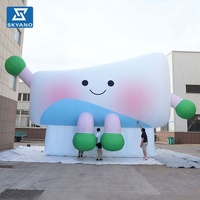 Modèle de personnage de dessin animé gonflable géant personnalisé, personnage gonflable monté sur le toit pour la publicité extérieure, la décoration d'événements, la promotion