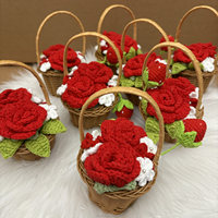 Mini panier en crochet fait main avec des roses rouges et des fraises, cadeau pour la fête des enseignants, décoration de la maison