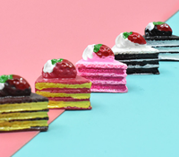 Cabochon en résine à dos plat, modèle gâteau triangulaire à la fraise simulée, pour la création de bijoux DIY, miniatures de maison de poupée, aliments miniatures et garniture pour slime