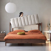 Lit plateforme Wabi-sabi en bois massif, tressé à la main en rotin, capitonné verticalement, avec tête de lit en velours beige, simple/double