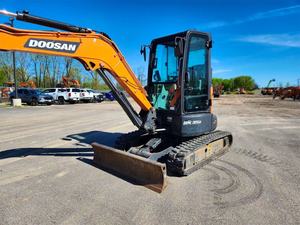 Doosan DX55 Mini Excavadora Alta calidad Entrega rápida Buen estado Bomba de motor Crawler Tipo móvil Engranaje Alto funcionamiento - Product Image 2